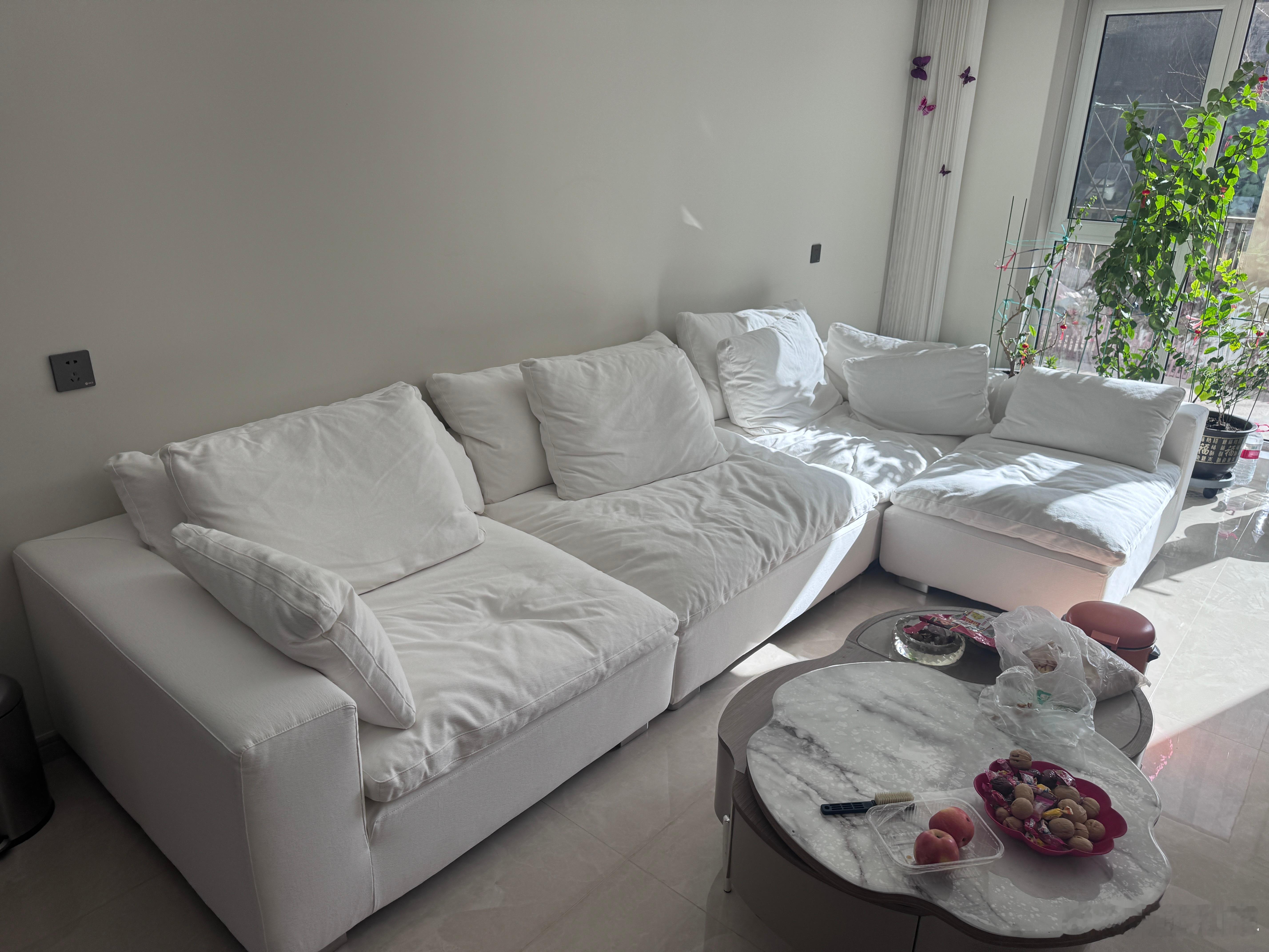 回老家了，我妈给我房子里买了套沙发！话说是不是有点太白了？而且我这一楼带院儿，更