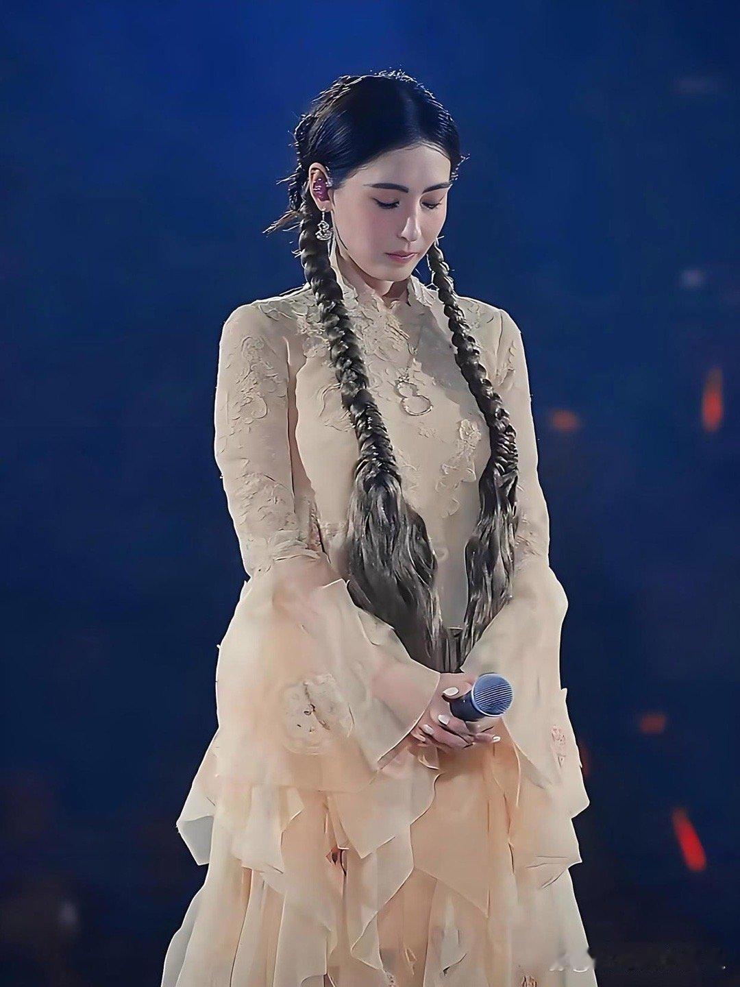不愧是“香港最后美人”，张柏芝果然名不虚传！林家谦演唱会上她360度无死角，42