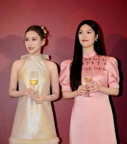 何超莲34岁，王诗龄16岁，但不知道为什么，两人不论是状态还是穿搭，看着都是何超