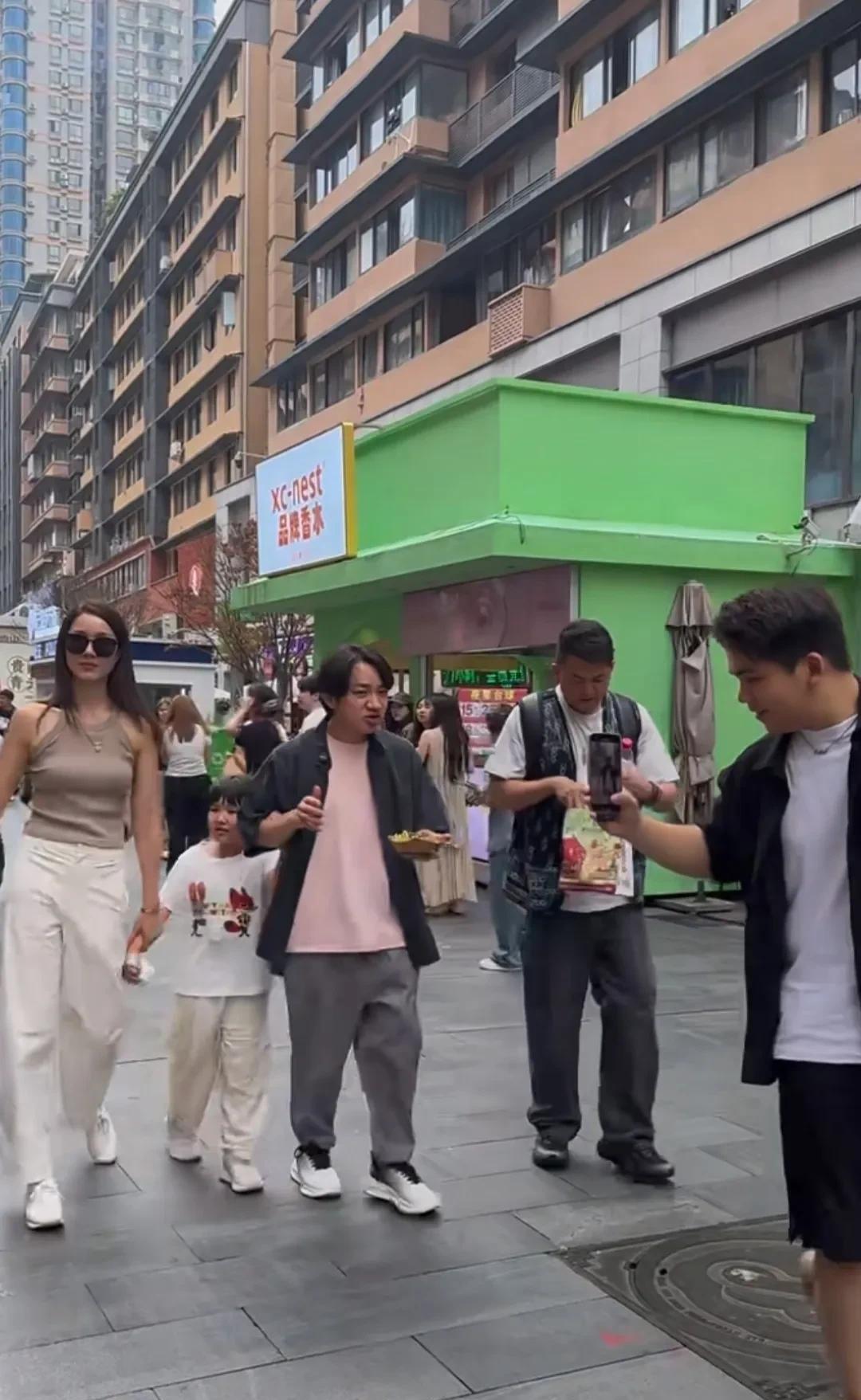 贵阳街头遇见香港大明星了！王祖蓝带着老婆、女儿和岳母来旅游了。李亚男个子高挑，