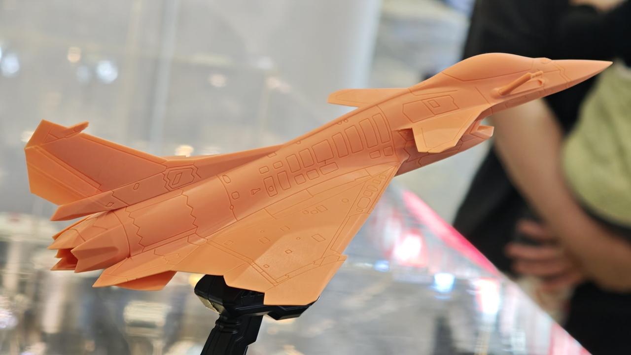 换装某种隐身矢量推力尾喷发动机的J-10C-plus（手办模型），这要是真机，凭