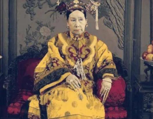 1900年，慈禧狼狈逃窜至山西首富家，临行时，慈禧让乔家借她10万两，乔致庸扑通