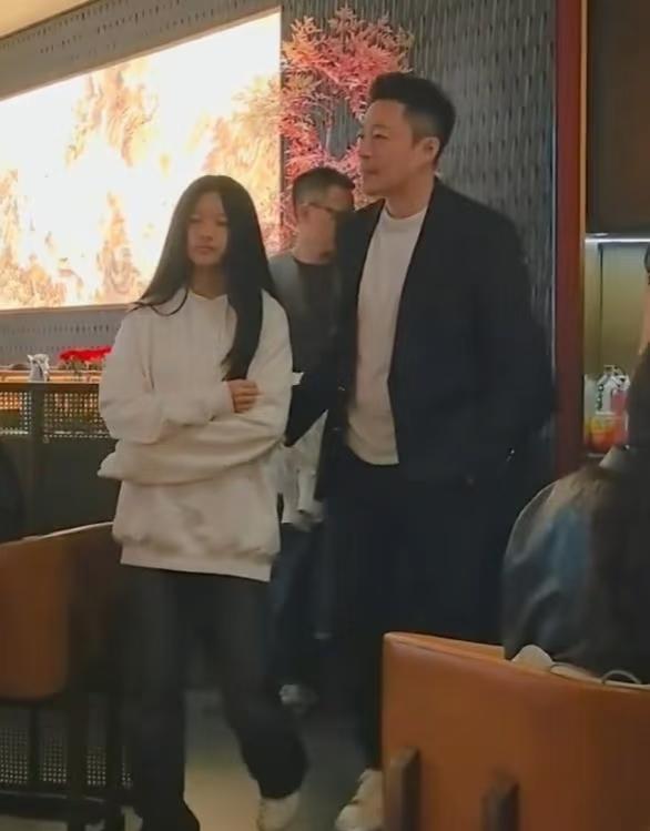其实网友就是看到她去世后两个孩子的变化，才更唏嘘。孩子跟着她时，小背心不知道穿，