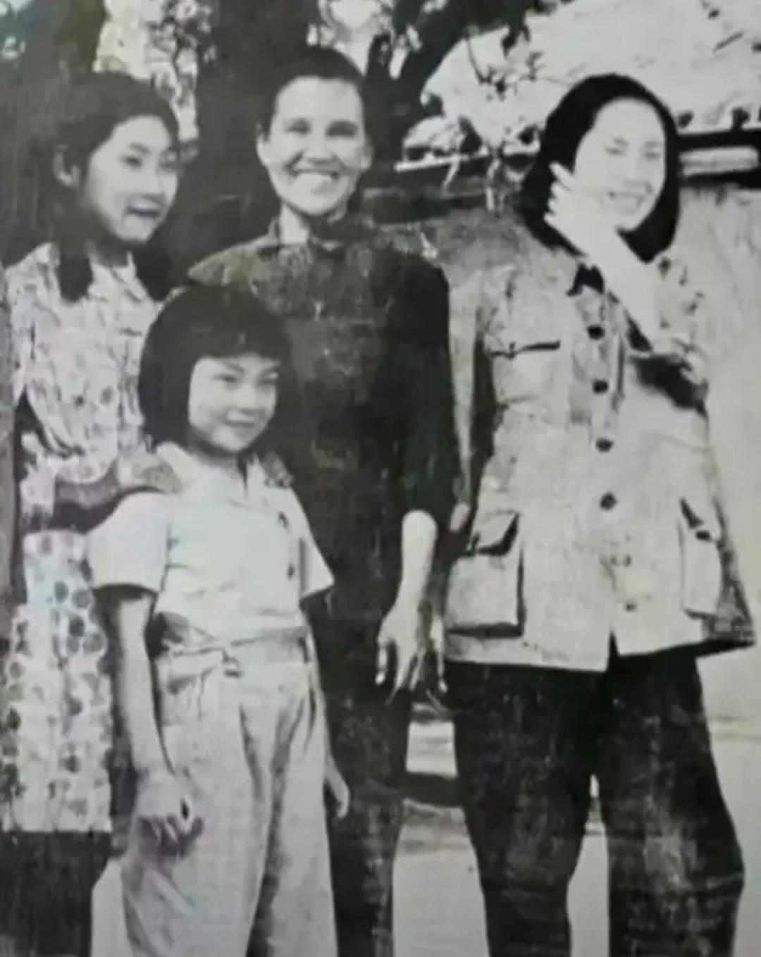 李敏参加学校文艺演出，李讷的姨妈看她衣服不合身，亲手帮她缝制。照片里一位是李