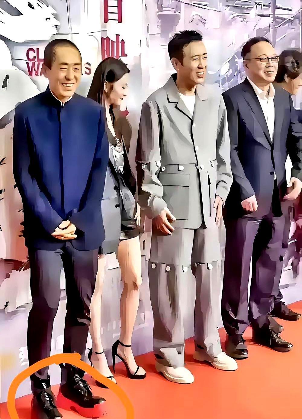 75岁张艺谋踩高跷走红毯我数了，鞋底至少7厘米，还是漆皮大红。旁边199c