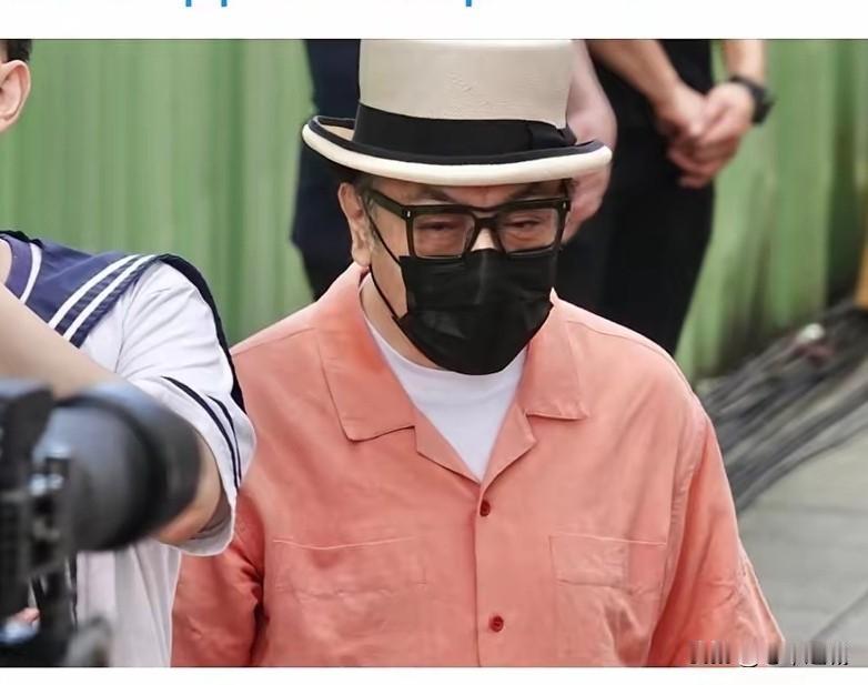 震惊！口罩帽子眼镜！蔡康永全副包装现身台北街头支持台独顽固分子沈伯洋台北市长