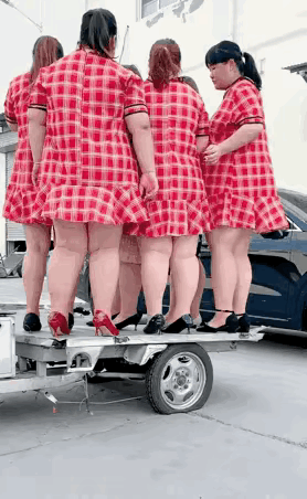 厂家为了测试自己车的承重能力，也算真的用心了，也不知道上哪找这么多大吨位的小姐姐