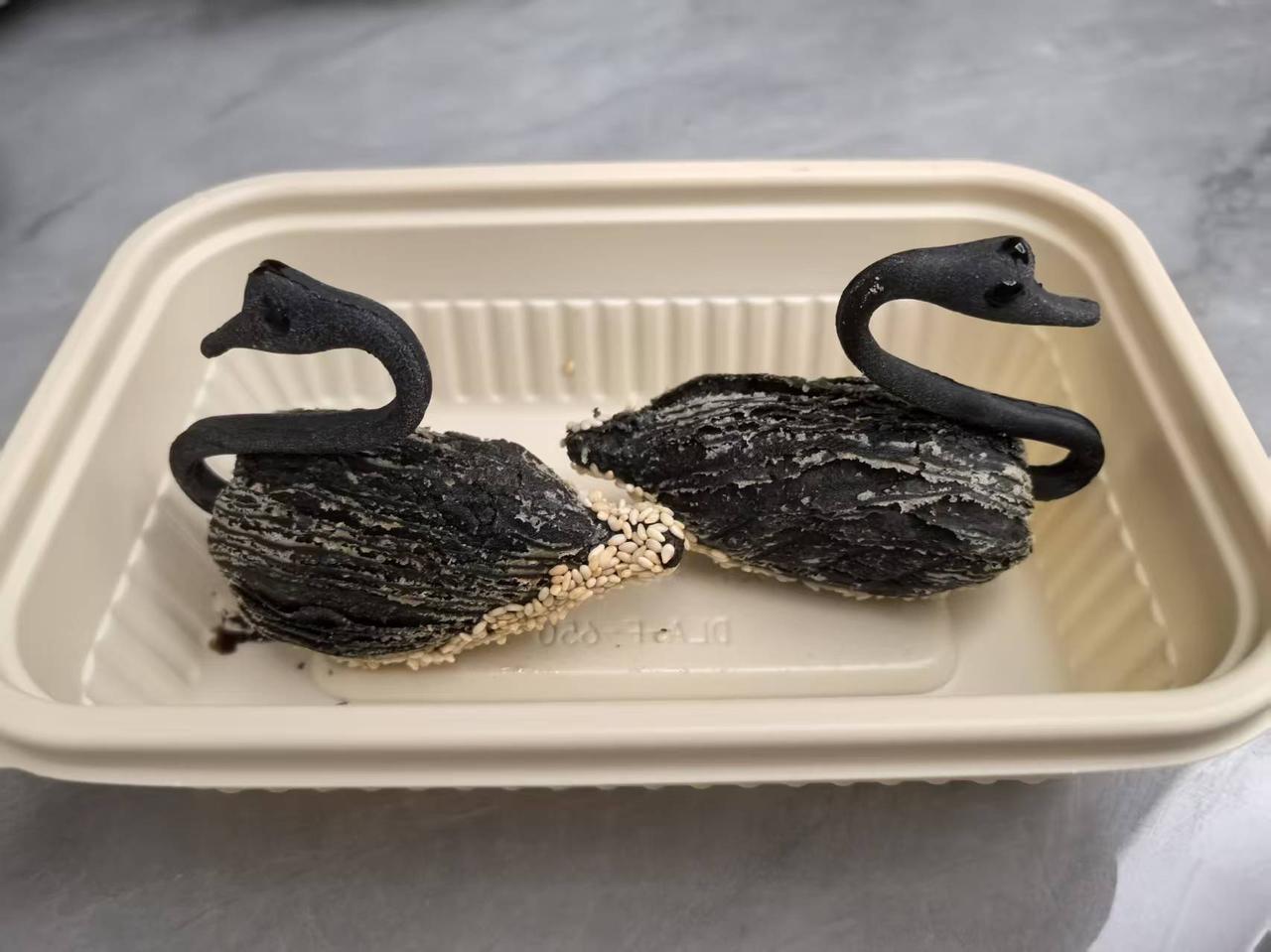 黑天鹅小吃你知道怎么做的吗？昨天下饭店要选了一个奇特的小吃，名叫“黑天鹅榴莲酥