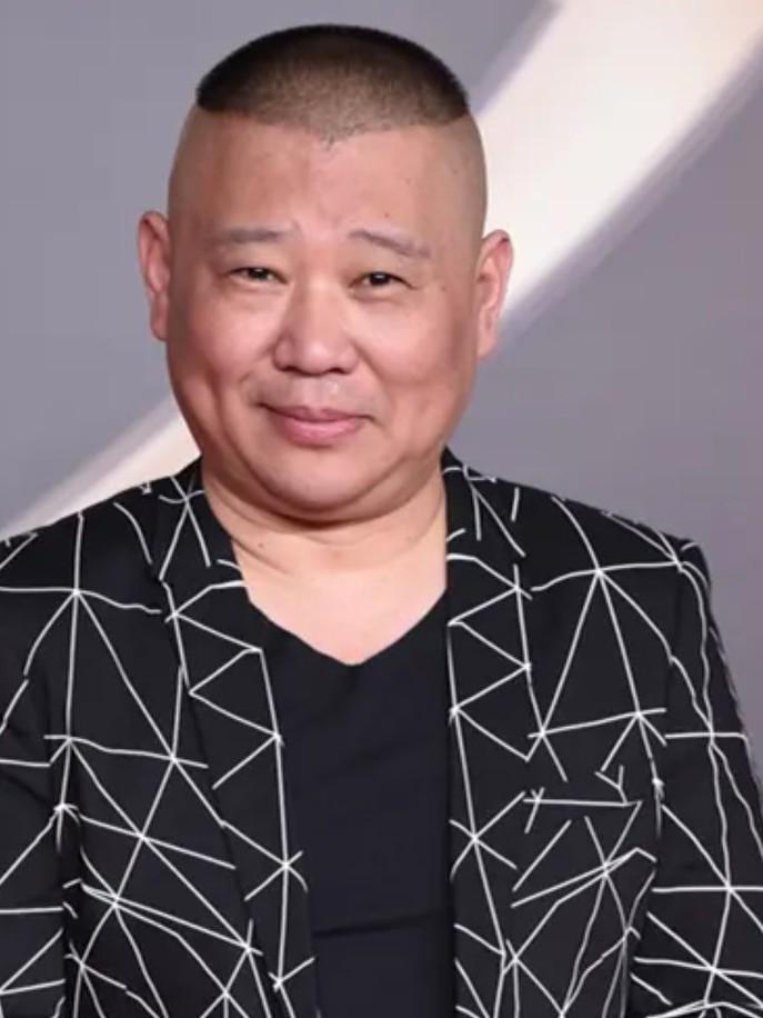 相声世家张伯鑫夫妇剑指德云社！刚刚张伯鑫老婆直播时表示:曹云金老师说相声是艺术，