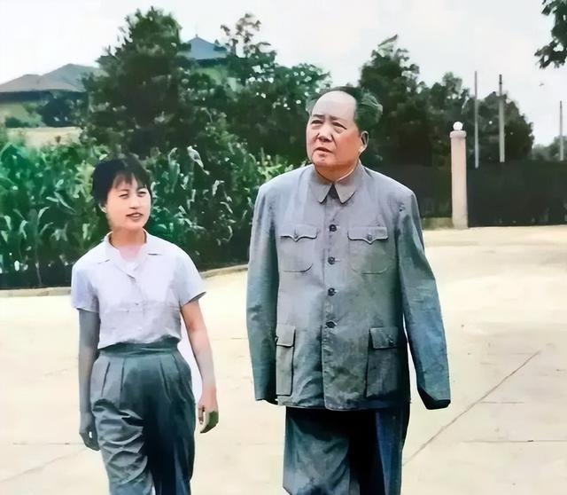 1962年，对印自卫反击战期间，毛主席正在听中印战争的战报，谁料，突然听到印度派