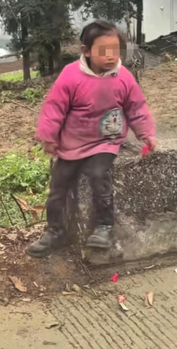 心酸！酸溜溜的酸，爸妈外地打工一年回来，刚到村口，看女儿在路边站着在等爸妈回来，