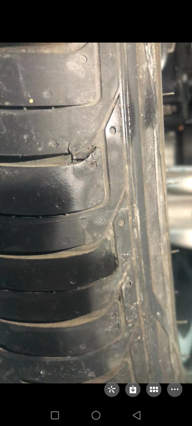 比亚迪宋才知道原来质量那么不过关纠结😣，两周不到，车胎爆了，进了一个7人是比