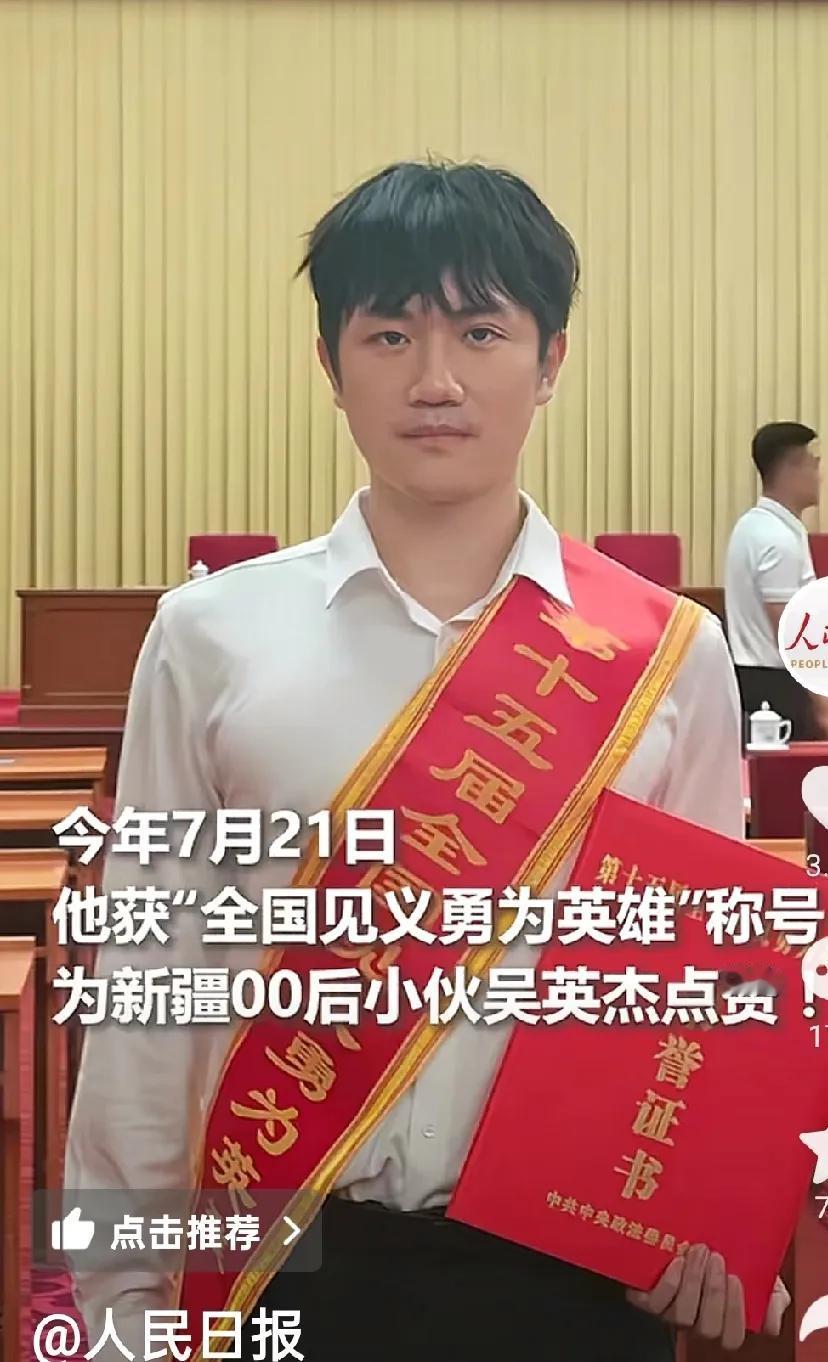 火到人民日报了！重庆地铁上，一个男子突然拿刀捅向旁边素不相识的邻座女子，坐在不远