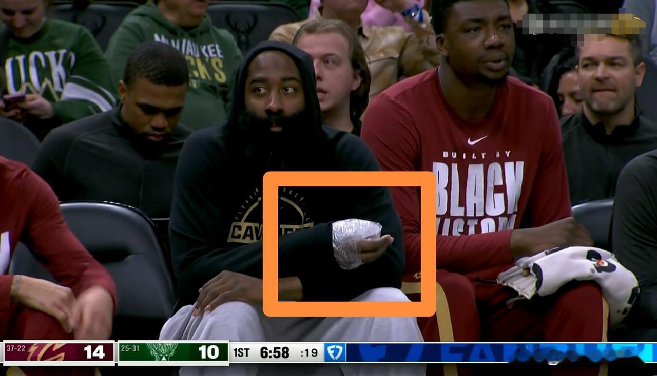 骑士巨星哈登真是太让人心疼了！在今天骑士客场挑战雄鹿的比赛中，当时比赛进行到了第