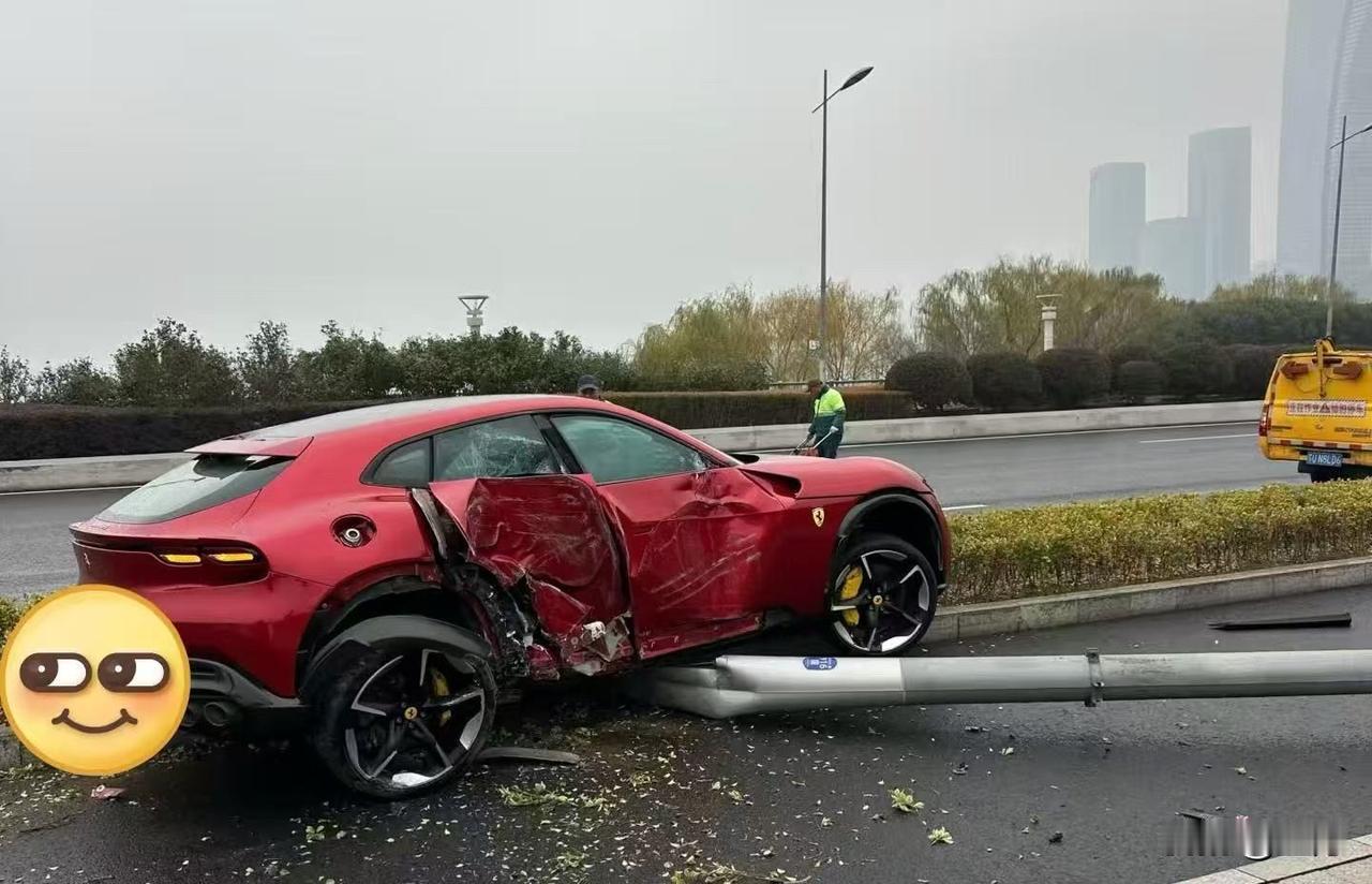 这是价值几百万的法拉利SUV。就在今天，有朋友在社交网络发了两张照片，照片当