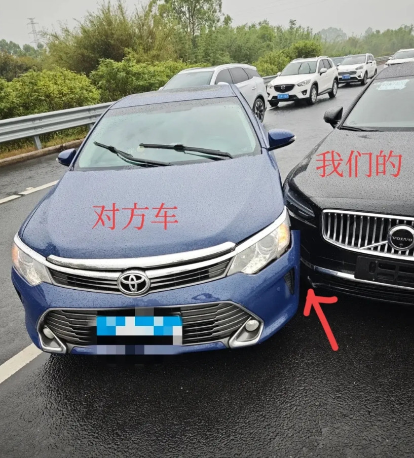 我的沃尔沃S90被撞，我直行对方全责，刚开始说他只有交强险2000赔付额度，我车