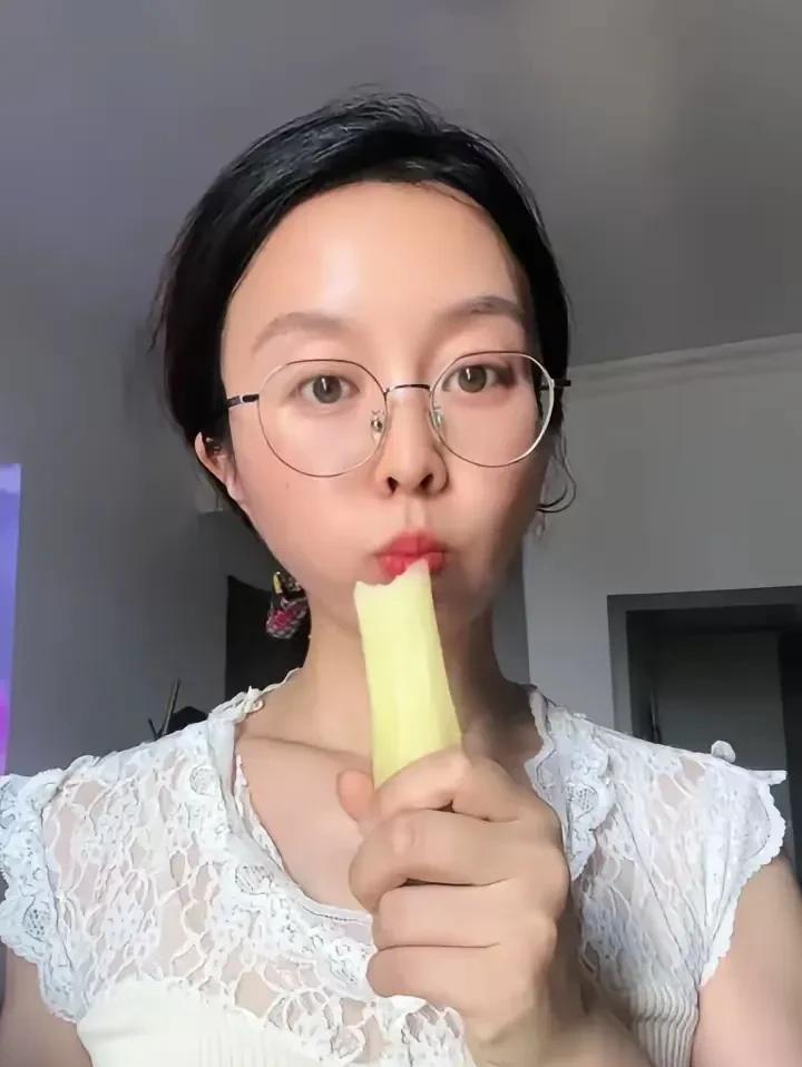 田静这次怼网友，还有点道理。有的人这样说“没有许，有威吗？想清楚”。田静毫不客