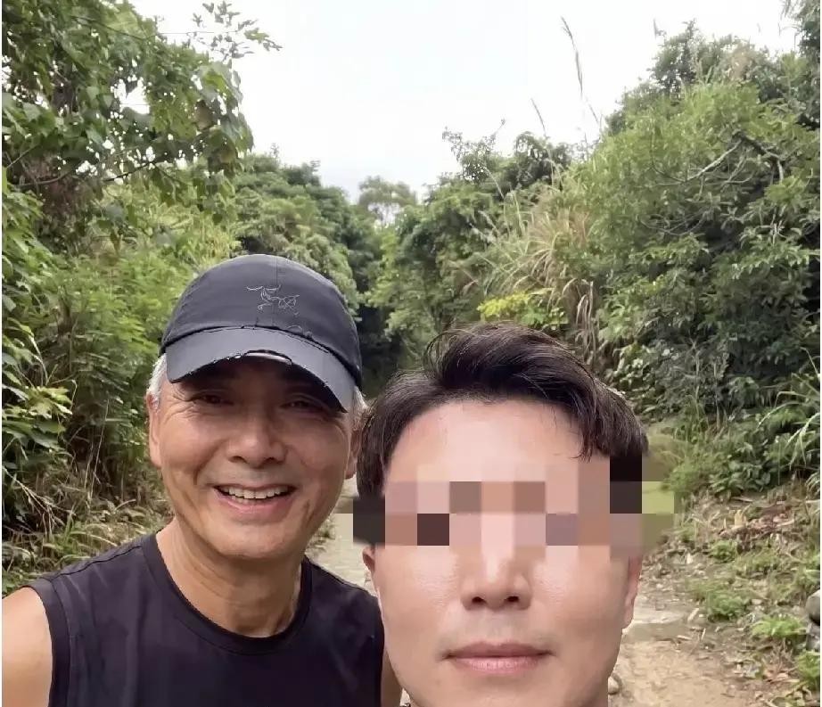 身家早就过了几个亿，出门买个早点却只开一辆20来万的国产电车9月4号大清早，71岁的周润发在香港山上
