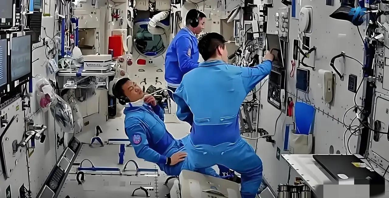 目前，全国人民最牵挂的，就是神舟二十号三位航天员陈冬、陈中瑞和王杰的安危。他们已