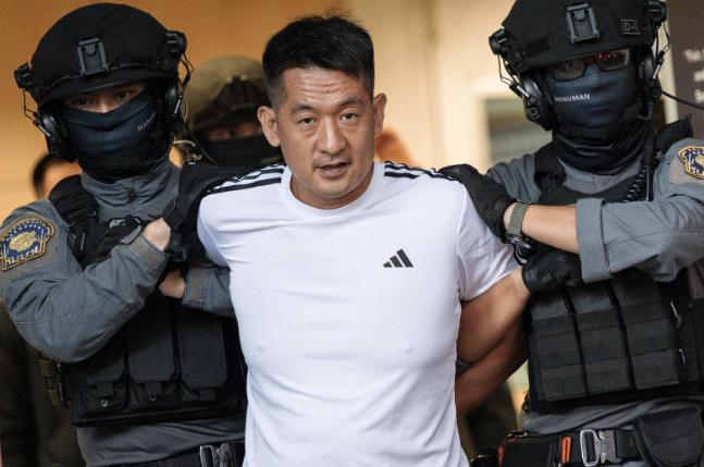 通缉犯还有隐私？佘智江回国戴口罩不一般！佘智江被引渡时，泰国警方让他直