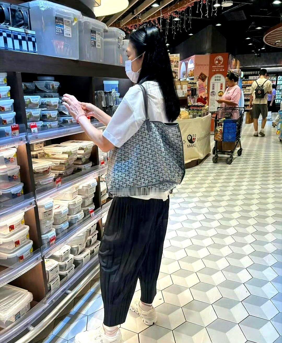 隐婚30年，60岁的天王嫂朱丽倩，终于活成了“传说”。香港超市，她白T恤配平