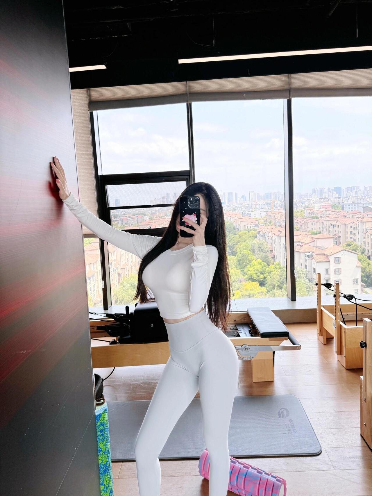 享受阳光和运动带来的美好时光！🌞💪🏋️‍♀️为什么越来越多的女孩子喜欢瑜伽