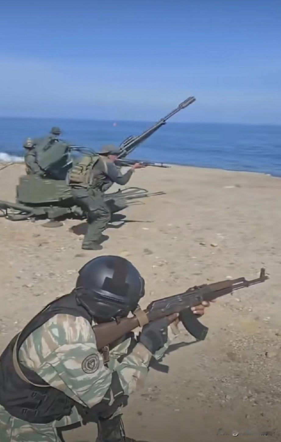 照片据说是委内瑞拉一场军事演习，把防空导弹和高射炮都部署到了海边，以防止美军可能