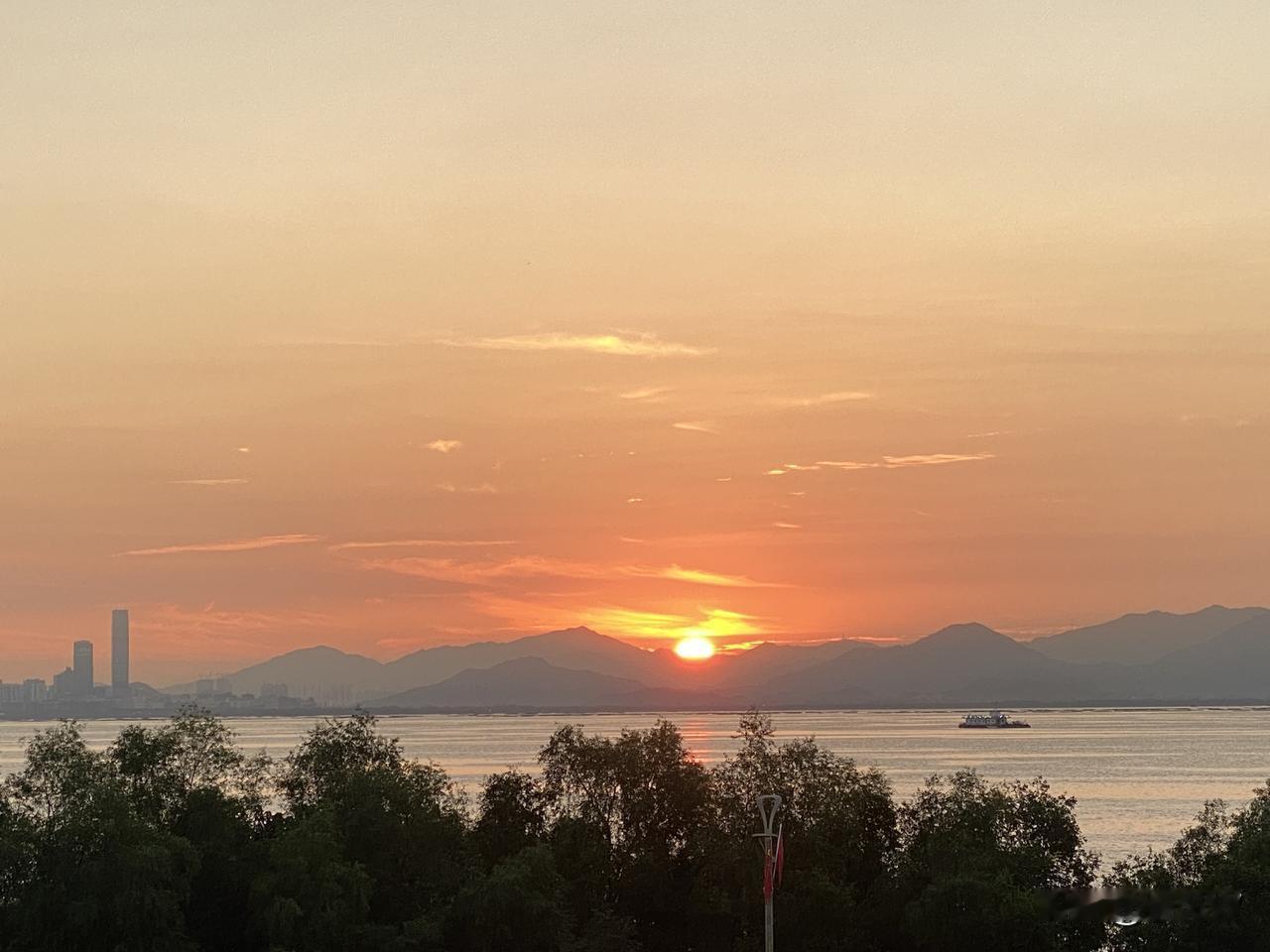 分享我这周有趣的事：看到早晨日出，大自然生机勃勃！