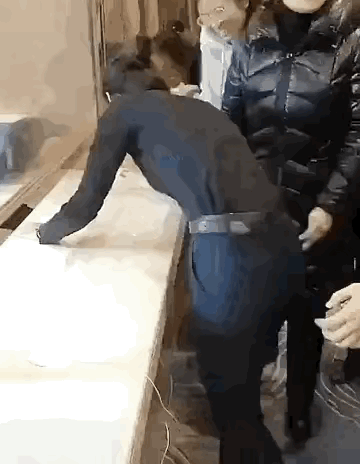 瘦小的女同事关键时候用上了！