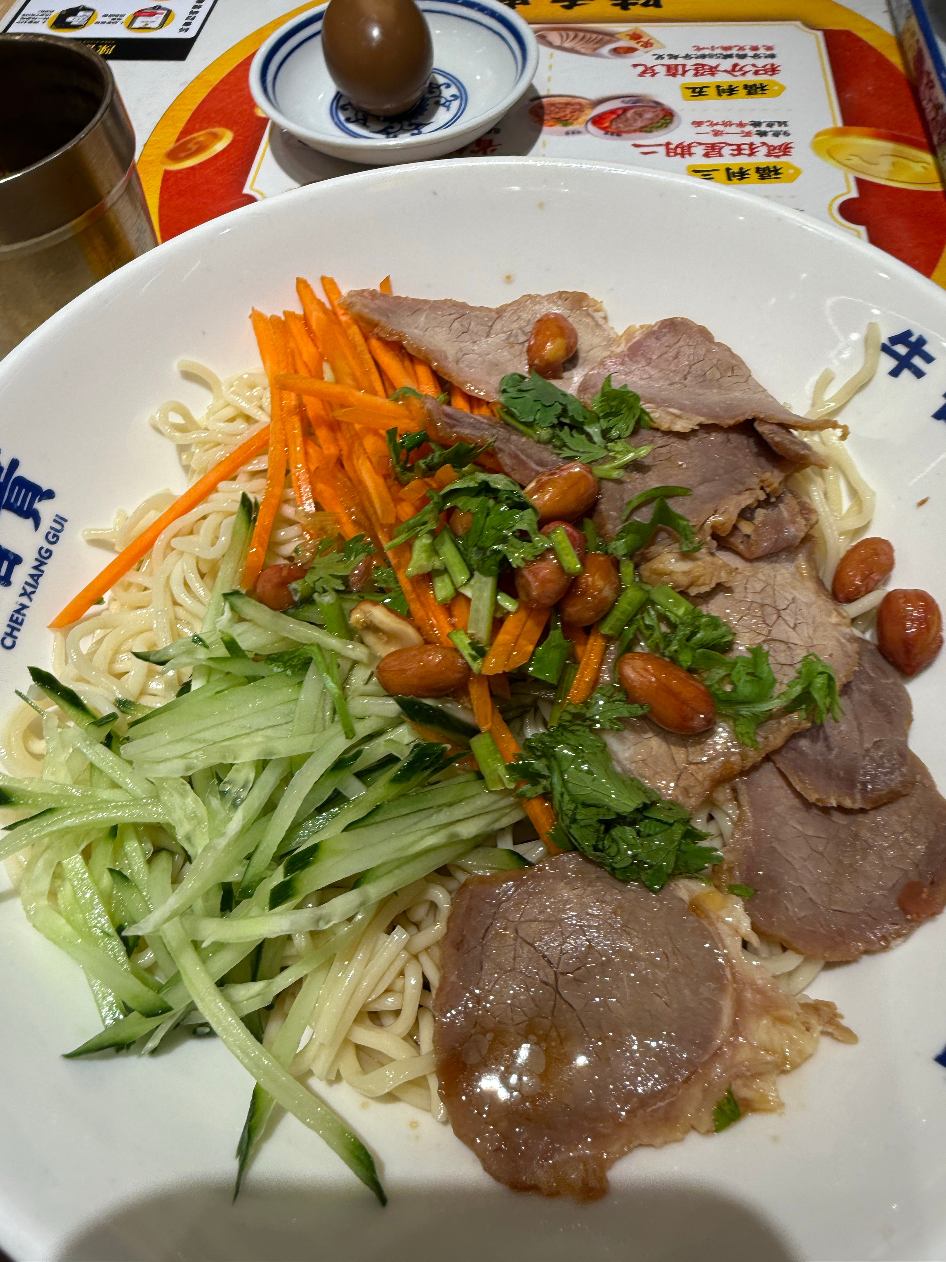 现在拌面差嘻小北太多了这个牛肉感觉是那种有保质期的，料汁感觉也是​​​