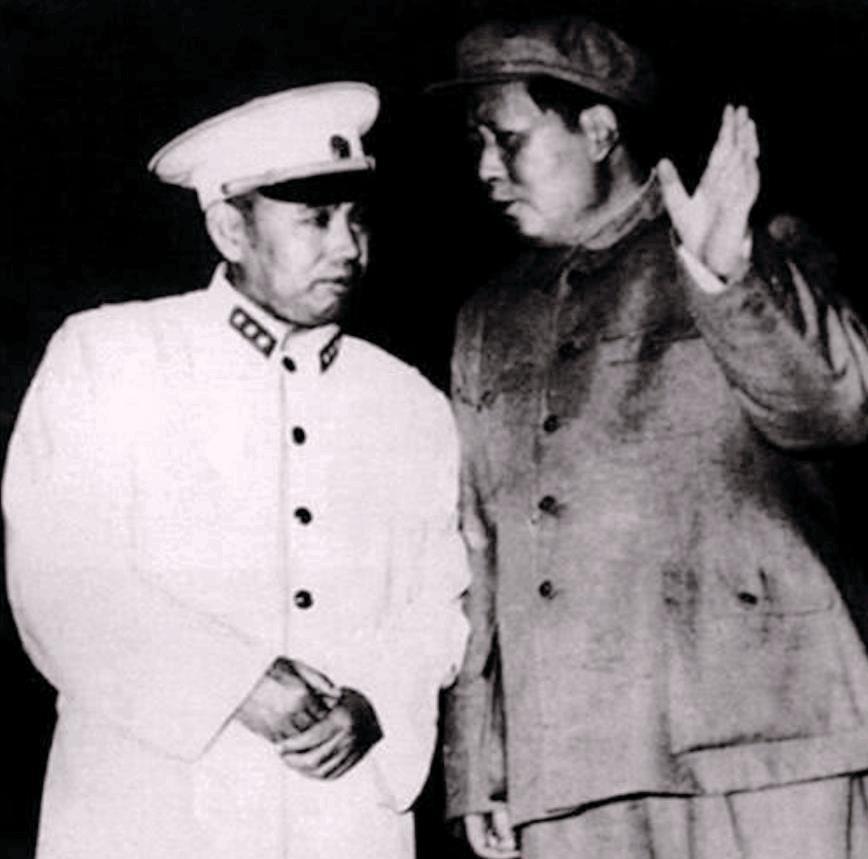 1965年，在秋高气爽的季节，伟人前往杭州视察，临时住在西湖畔。傍晚时分，南京军