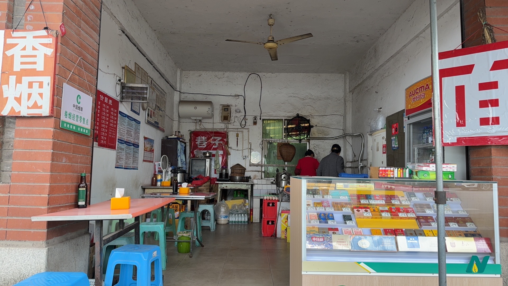 拍完之后荒山野岭找到一家饭店12块的泡椒肉丝炒饭味道还不错👍​​​