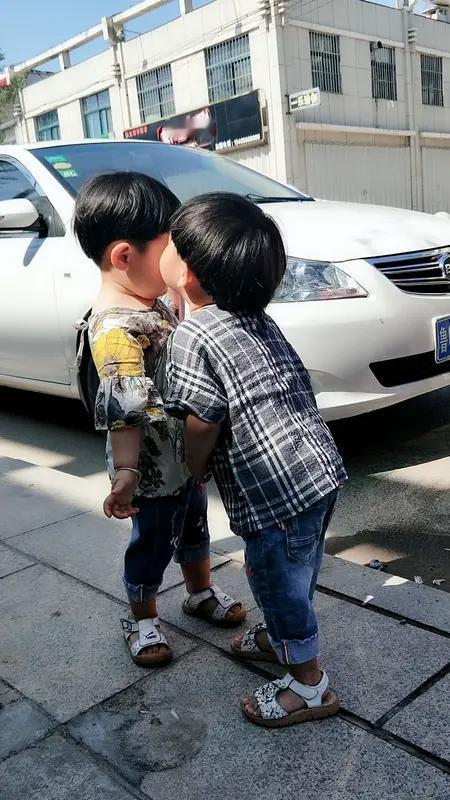 家人们，听我给你们唠唠我闺蜜这事儿，可太让人感慨了。闺蜜她儿子跟女朋友同居8年，