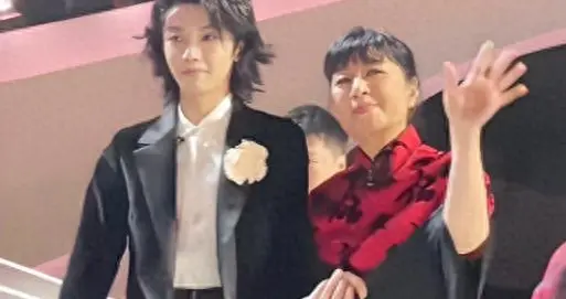 华晨宇殷秀梅手挽手下班甜蜜互动引热议