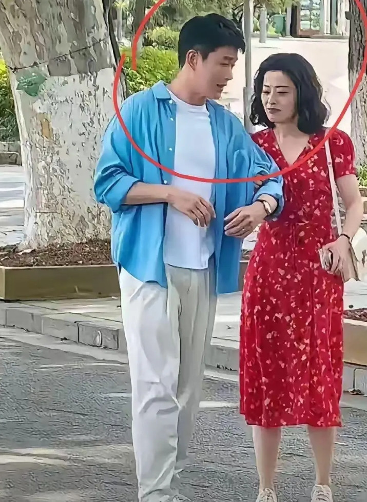 现在回头看，这剧就是有点丑化梅婷，这个泡面头半长不短这个红色的家居裙，就是给20