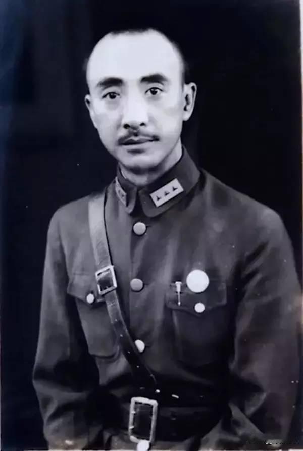 1949年12月，国民党名将孙震带着五百两黄金飞逃台湾，临走时将部队指挥权