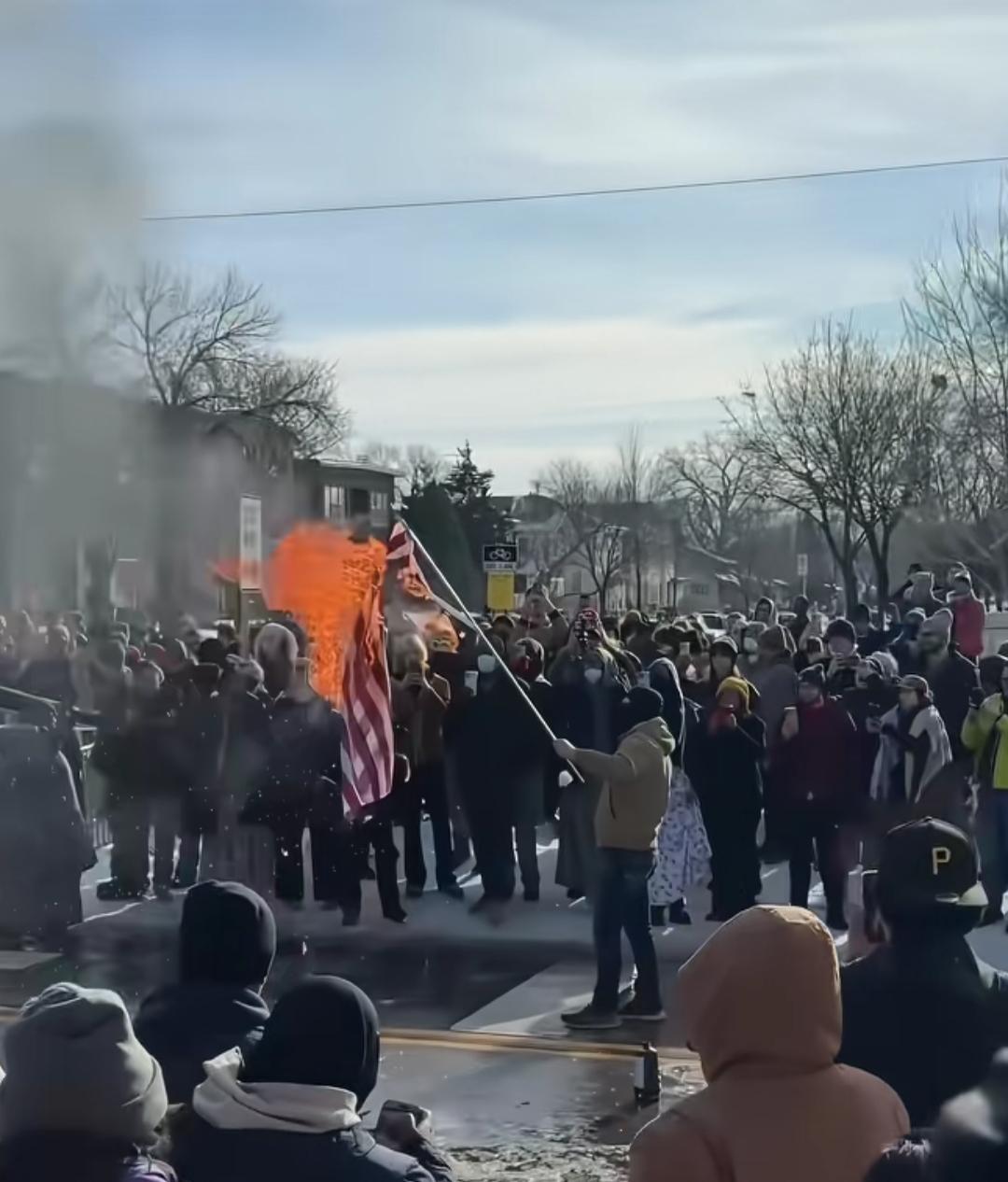 明尼苏达这事，在美国不算事的，周六周日人们上街吼两嗓子，拿雪球砸砸美国警察