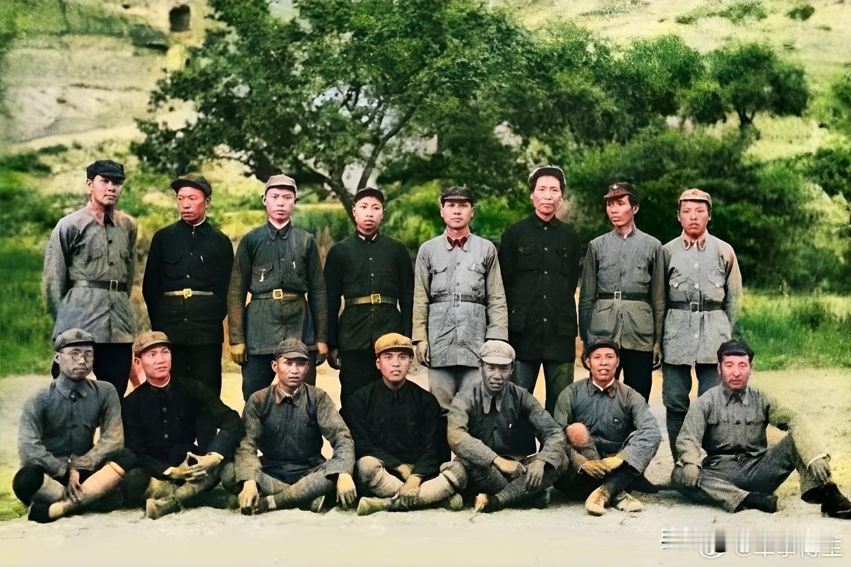 1936年，教员与井冈山部分干部在陕北保安的经典合影，其中有贺子珍和林彪，其他的