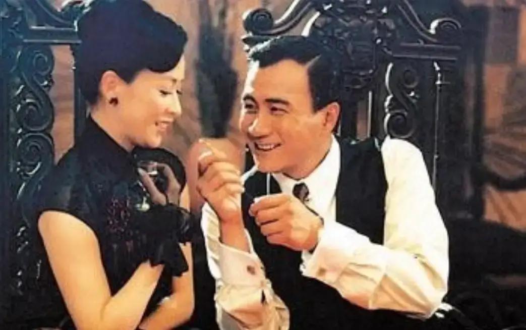 一次，胡军对膝下无子的刘嘉玲说：“姐，想要儿子么？”刘嘉玲一口干完老村长：“别开玩笑了，下辈再说吧！