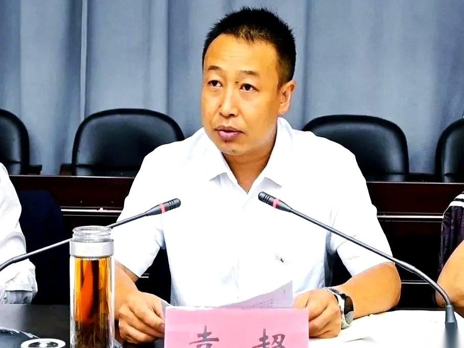 一则通报落地，45岁的袁超，走进了那间门窗紧闭的谈话室。这个湖北神农架林区的8