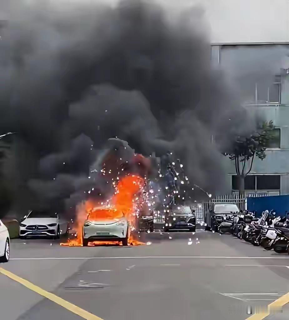 苏州一工业园区内，又一新能源汽车起火，火花四溅堪比放烟花，这个品牌是什么就看