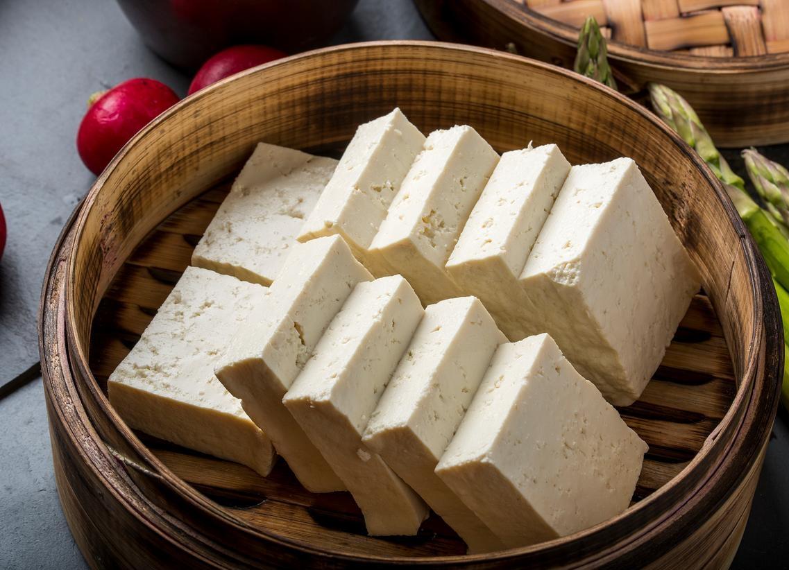 我老公真是个怪人。别人买回来豆腐，一般都是做一盘菜吃，要么做个红烧豆腐，要么做