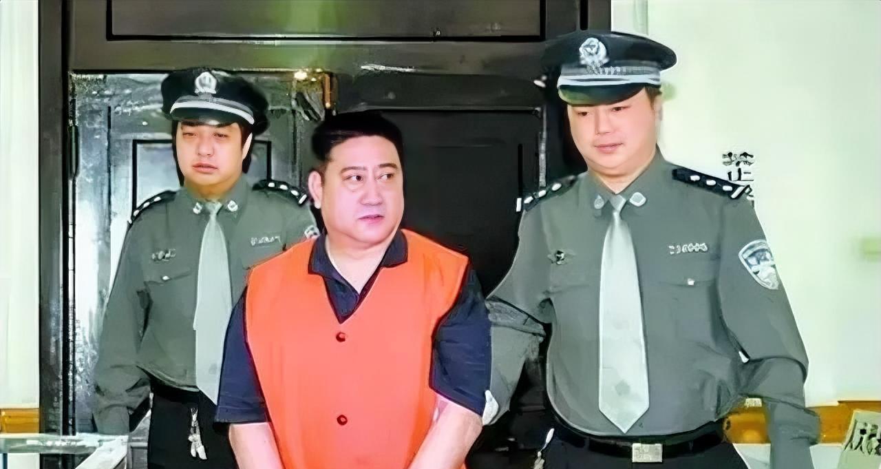 林福久敛财5800万，霸占舞女玩弄权色，包养情妇生子。原鞍山市公安局内保分