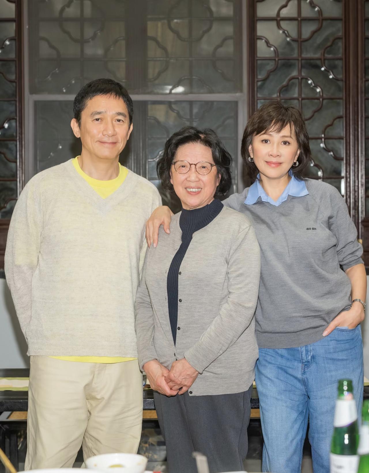 61岁刘嘉玲带老公梁朝伟回老家苏州参加同学聚会，在大合照时，他们夫妻俩稳居C位，