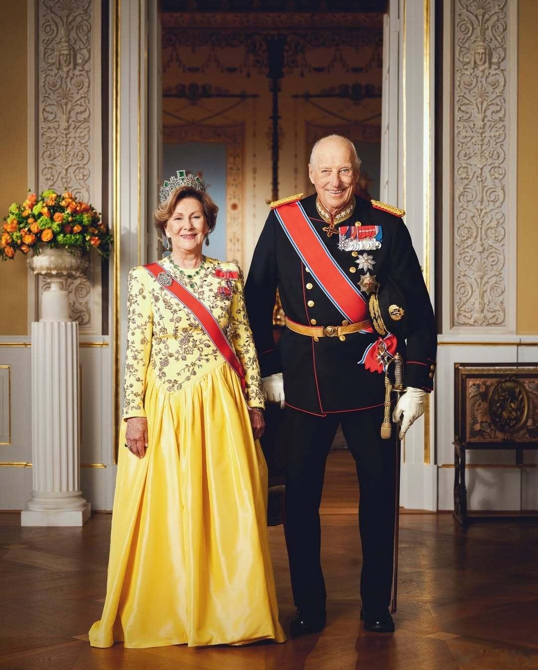 挪威王室🇳🇴12月17日，王室公布哈拉尔国王和索妮娅王后新的官方照片。世界