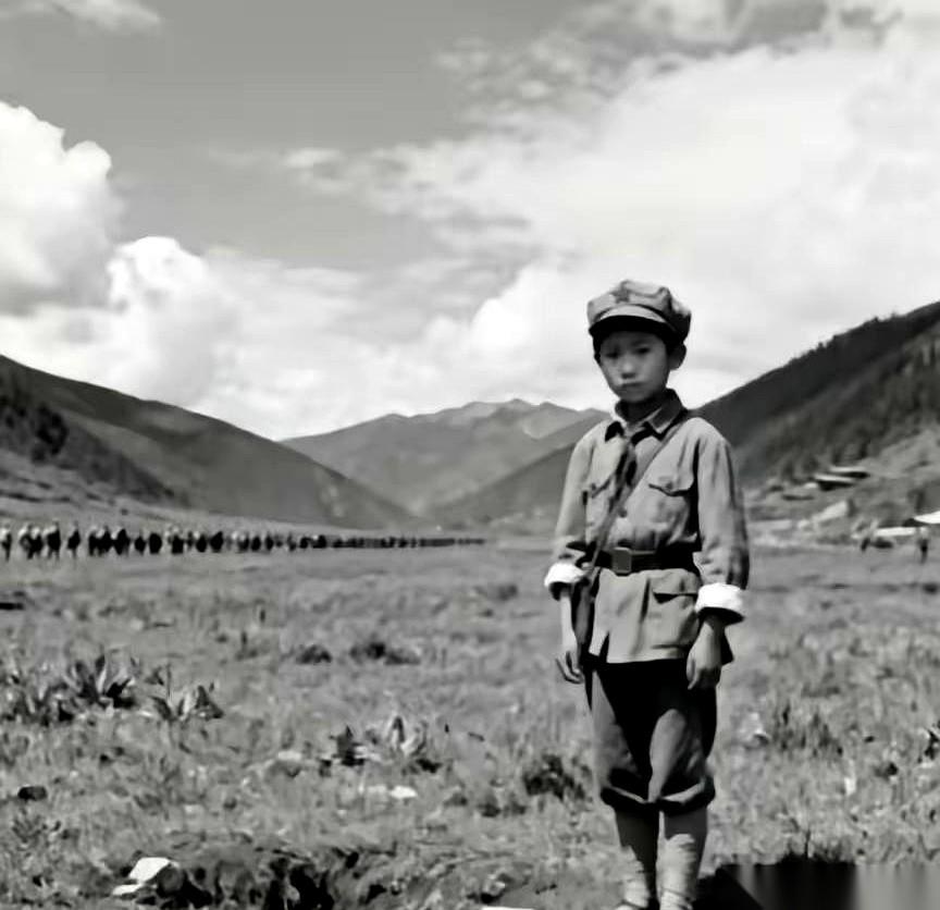 1935年长征路上，13岁的小红军罗玉琪因为闹肚子，钻进草丛解了个手。等她提上裤