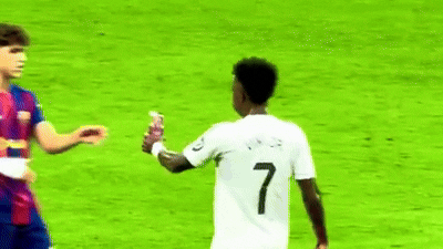 在10月26日紧张激烈的国家德比中，皇家马德里球星维尼修斯意外展现了一个让球迷为