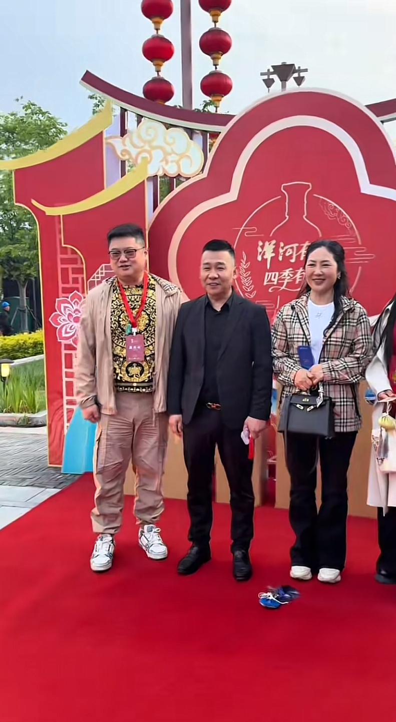 沛县大网红二哥的好大哥，拓瑞集团董事长徐正海，跟蔡劳斯蔡总在洋河酒厂合影，俩人现