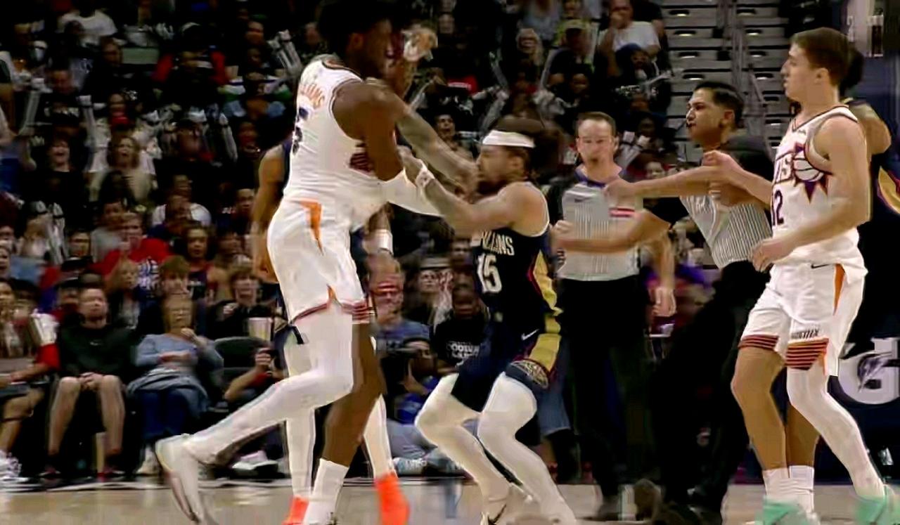 就服老六，这才是真正的互殴！小小的个子巨大的能量和胆识，在鹈鹕主场迎战太阳的