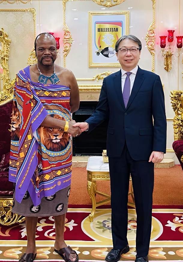 不愧是非洲唯一一个还承认台湾的“独苗”！身上裹着类似床单的衣物，脚上踩着凉拖鞋